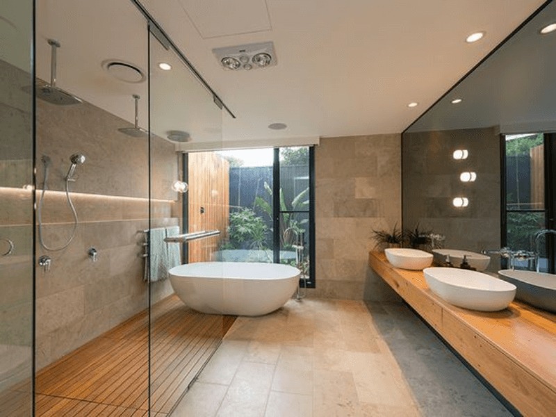 Phòng tắm hiện đại với bồn tắm đứng, bồn rửa đôi và ánh sáng tự nhiên từ cửa sổ lớn.