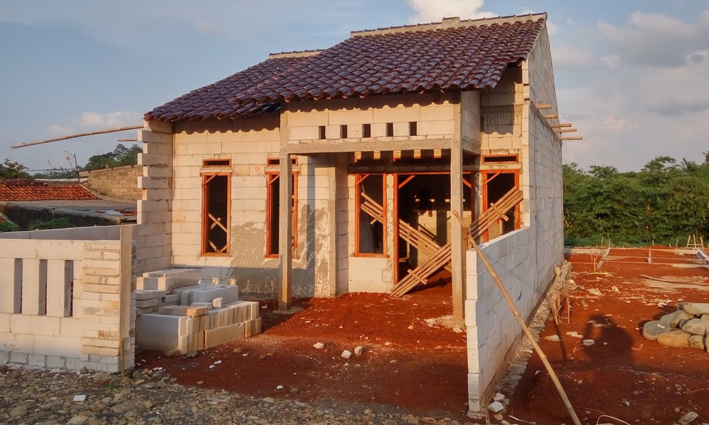 xay-lai-mai-nha-co-can-cap-phep-khong-3 Nhà xây dở bằng gạch với mái ngói đỏ, công trình đang thi công trên nền đất đỏ.