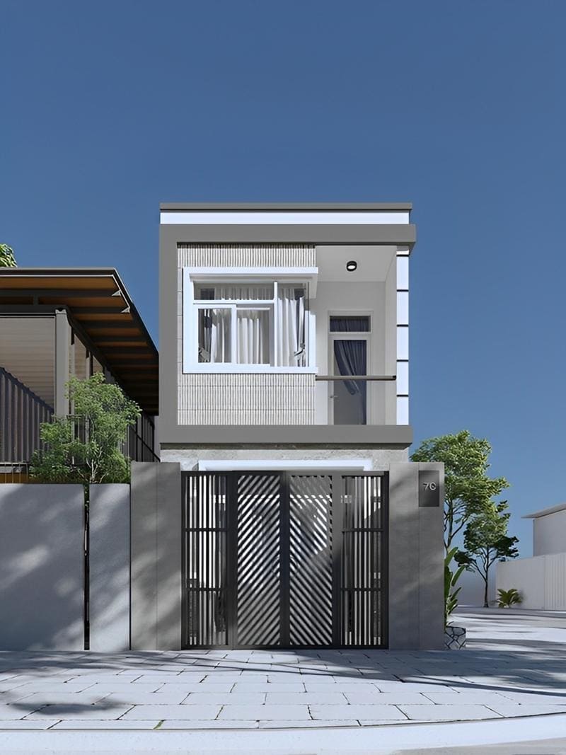 Nhà phố hiện đại hai tầng với cổng sắt và cửa sổ lớn, kiến trúc tối giản, bầu trời xanh và cây xanh xung quanh.