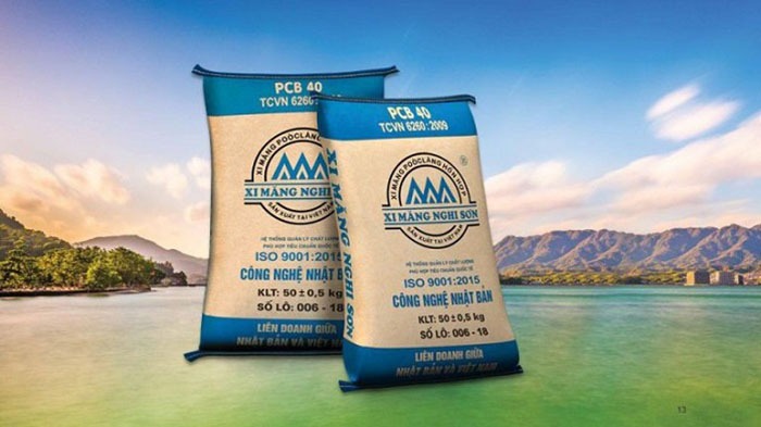 xi-mang-cotec Hai bao xi măng Nghi Sơn PCB 40 đặt trên nền cảnh biển đảo, đạt tiêu chuẩn ISO 9001:2015.