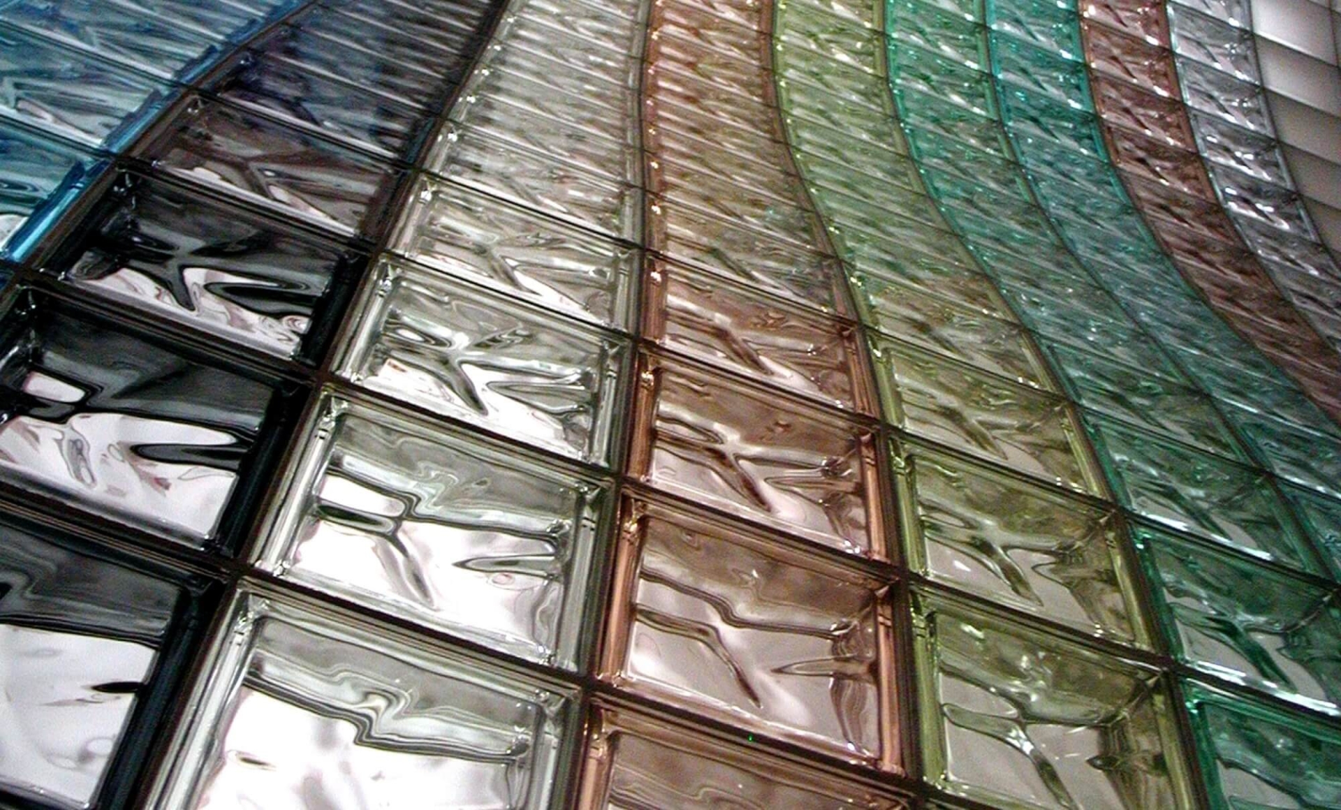 Khối kính màu phản chiếu ánh sáng, tạo hoa văn và sắc thái độc đáo, làm nổi bật thiết kế kiến trúc hiện đại.