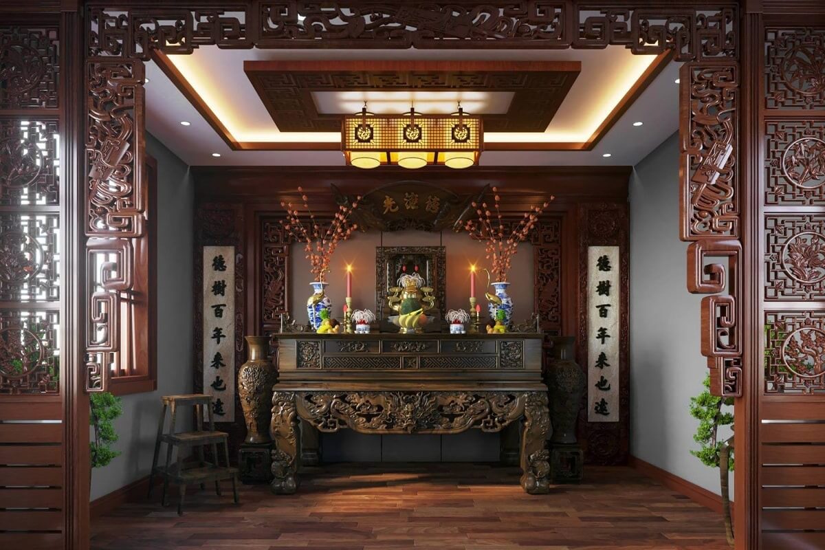 Bàn thờ gia tiên bằng gỗ chạm trổ tinh xảo trong phòng thờ, đèn lồng trang trí treo trần.