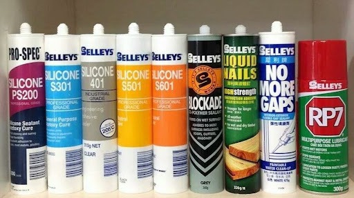 xu-ly-tran-nha-bi-tham-dot-bang-keo-chong-tham Dòng sản phẩm chất chống thấm và keo Selleys chuyên dụng đa dạng trên kệ cửa hàng.