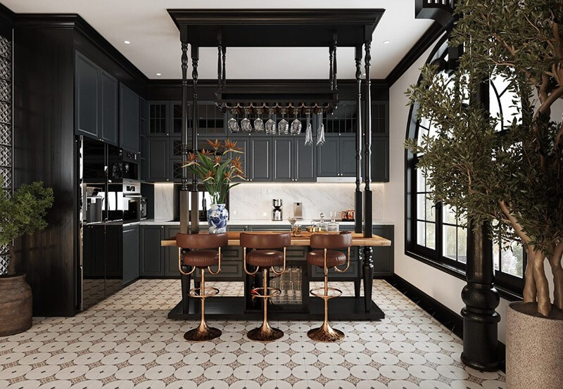 Nhà bếp trang trí nội thất sang trọng với bàn gỗ, ghế bar và tủ bếp màu tối, sàn gạch hoa văn đẹp mắt.
