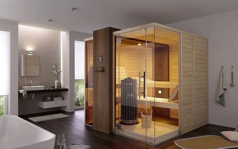 Phòng tắm hiện đại với phòng xông hơi gỗ sang trọng và thiết kế ánh sáng ấm áp.