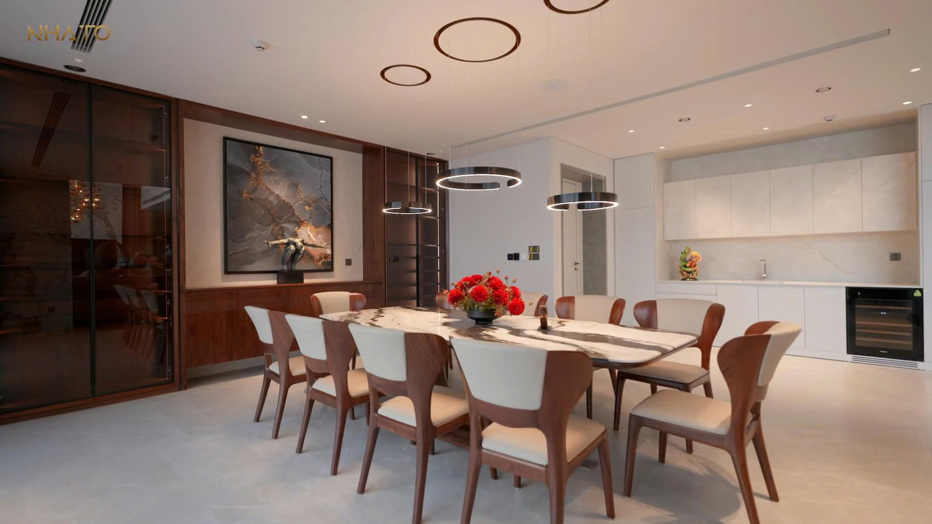 z6640984888125_df545652a020afb4f81dddd9ed51ac81 Phòng ăn hiện đại với bàn dài, ghế gỗ, đèn treo trang trí và tranh nghệ thuật trên tường.