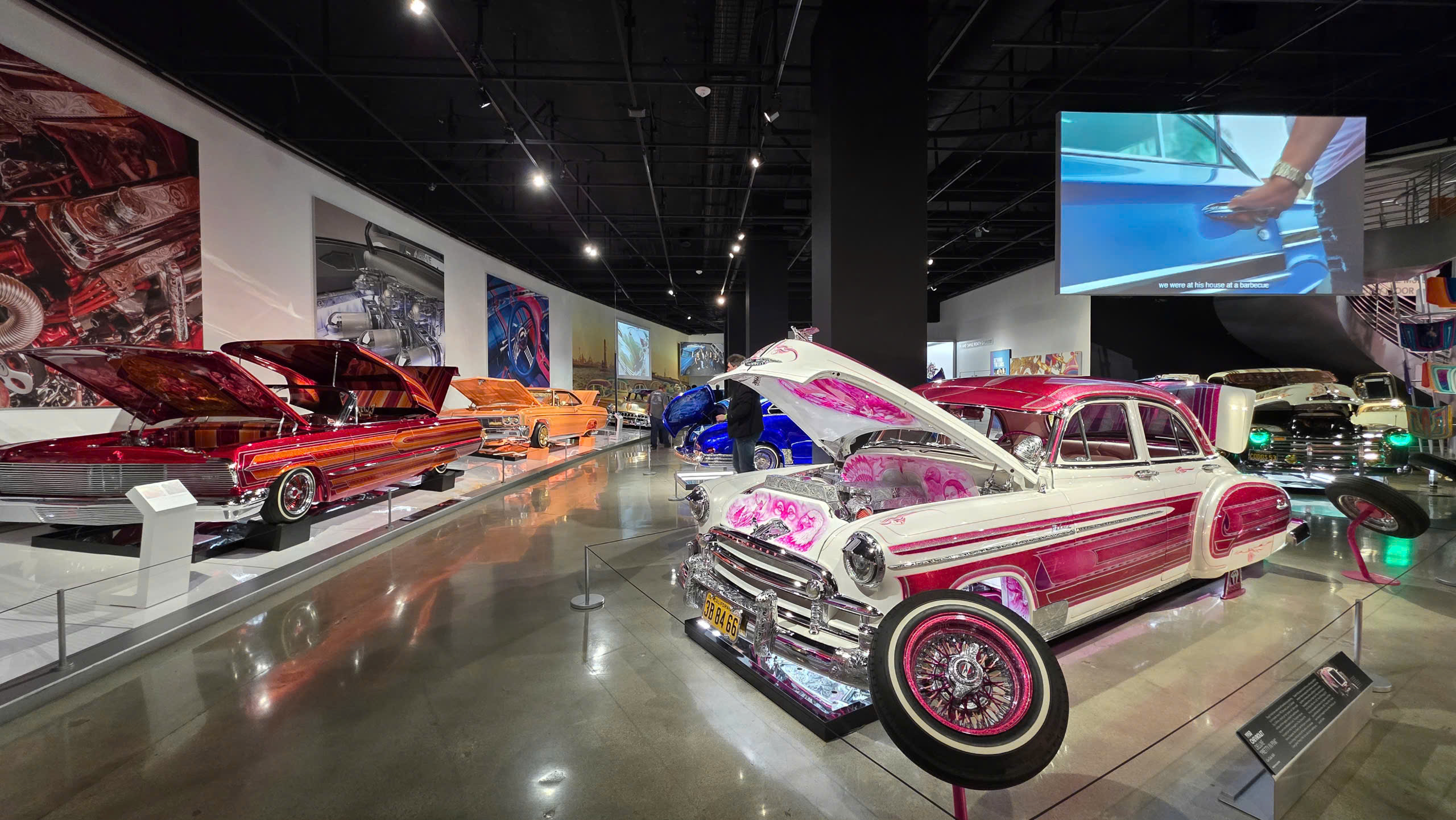 Triển lãm xe cổ điển với thiết kế sặc sỡ, động cơ và nội thất nổi bật.