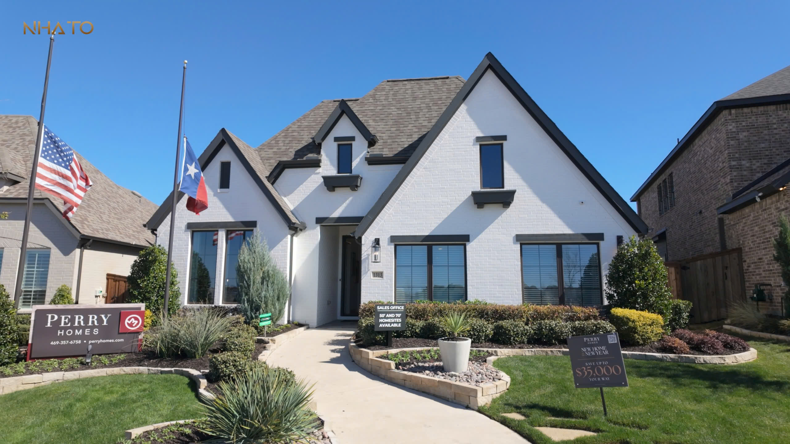 z6803397537013_c9973dc52a91230e969e82abb234db31-1 Ngôi nhà mới phong cách cổ điển với sân vườn, cờ Mỹ và Texas trước cửa, bảng Perry Homes tại Texas.