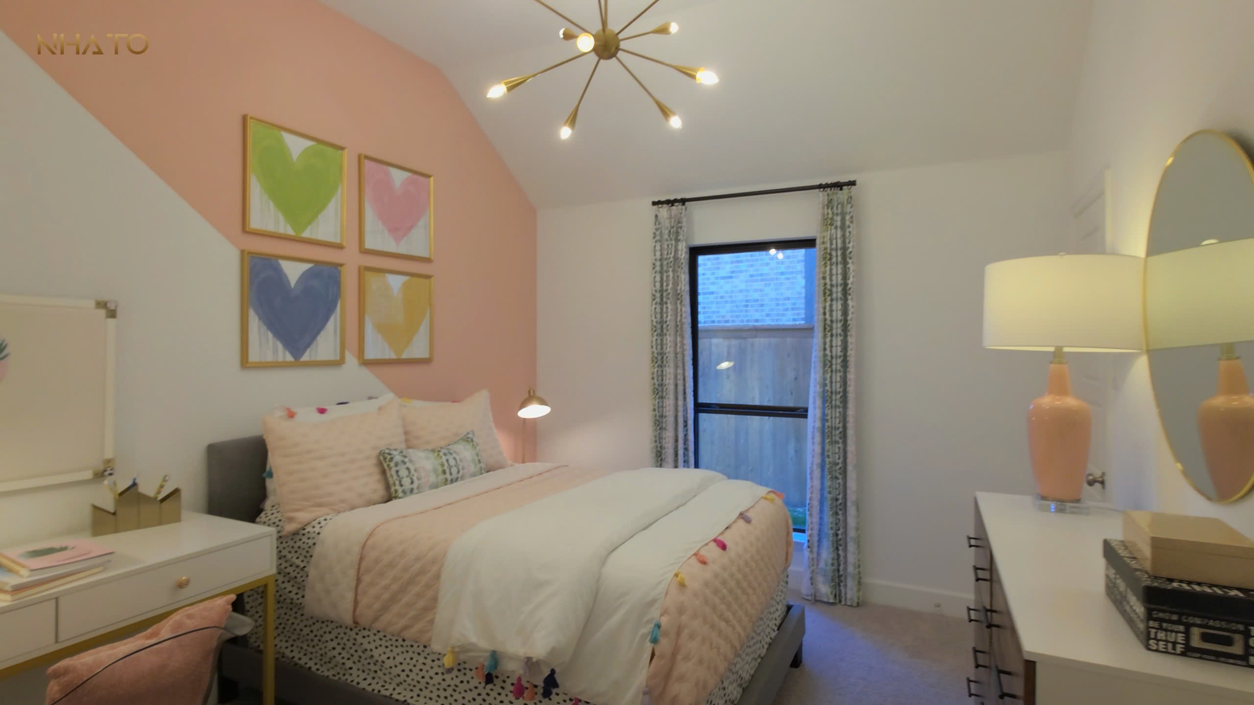 z6803397537016_d381f8e33edbe7c619cb31f5364254be Phòng ngủ có tường hồng, giường ấm áp và đèn trần hiện đại, tạo không gian ấm cúng và thoải mái.