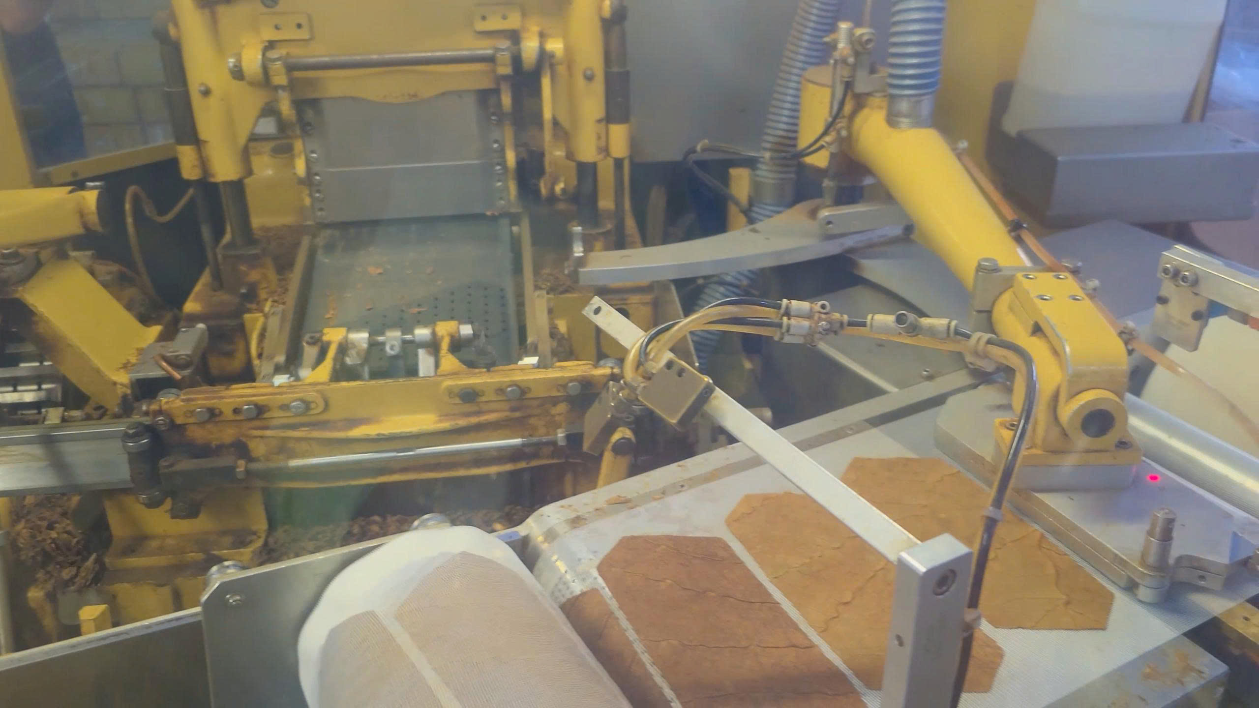 z6879709170946_ed6f745ef732697bcba5b745371b1dbc Máy móc sản xuất công nghiệp tự động với các bộ phận kim loại và xử lý vật liệu trong nhà máy.