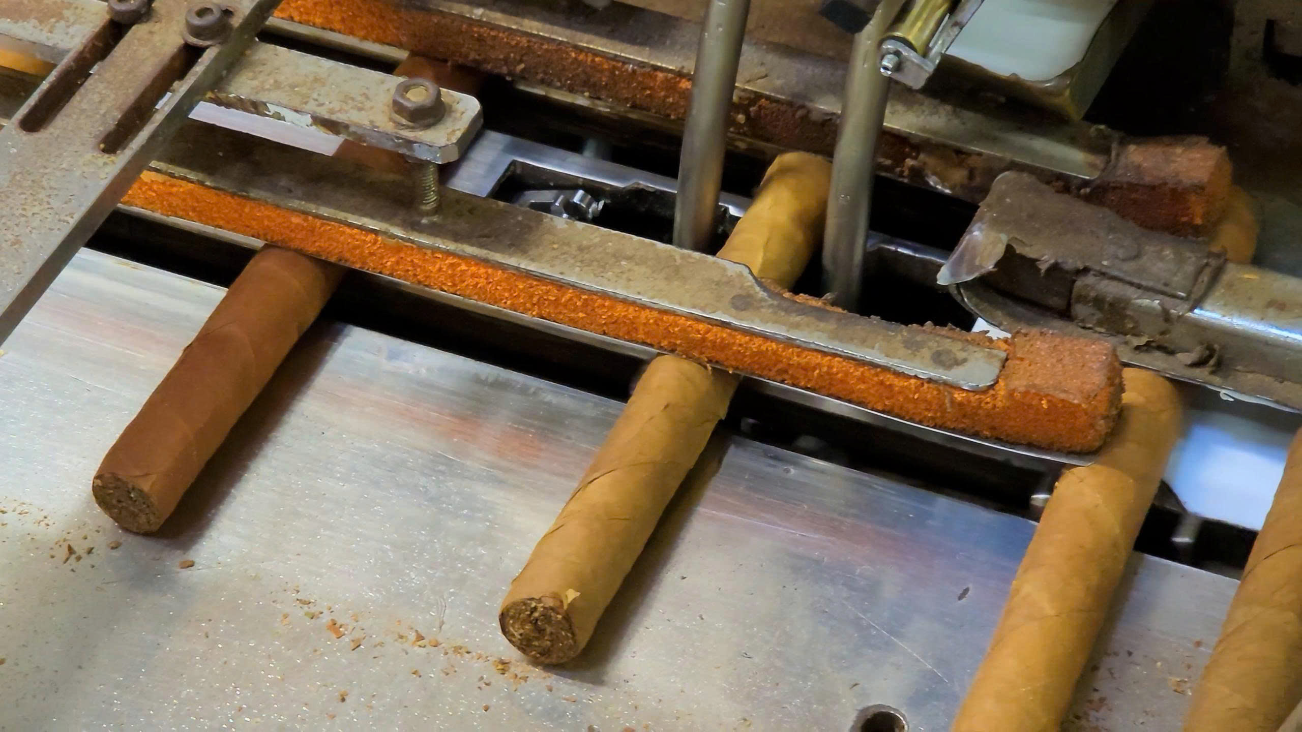 z6879709698507_2f25ce88d3107b1b290c095c73238c0f-1 Máy làm xì gà tự động với quy trình sản xuất hàng loạt xì gà chất lượng cao.