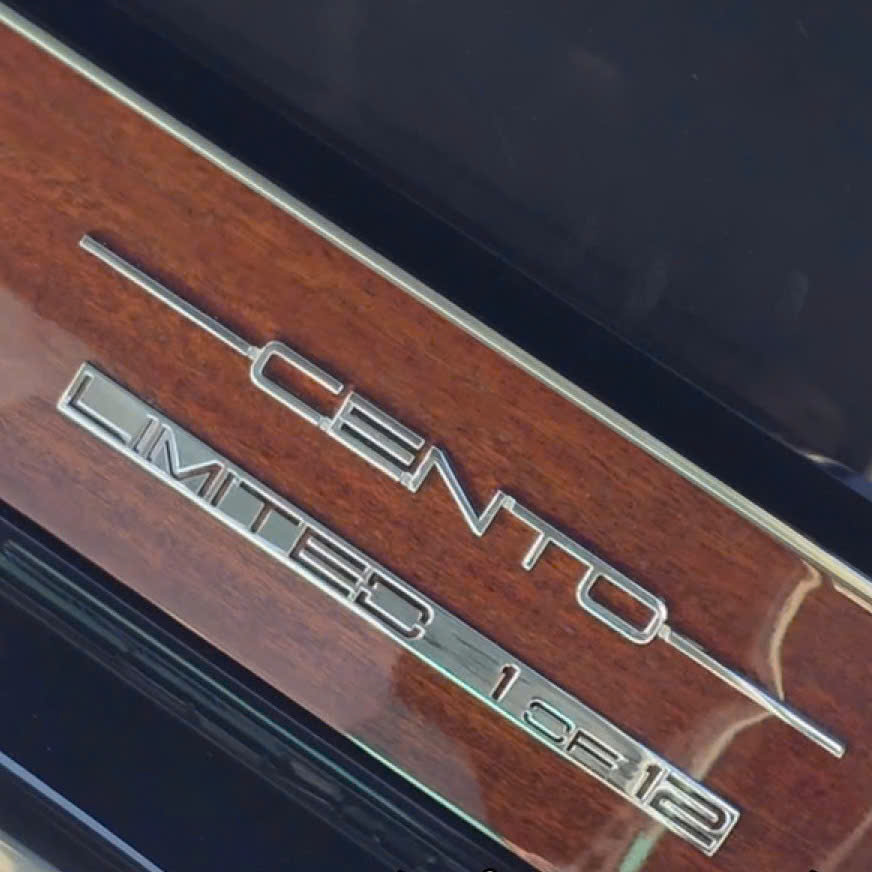 Dòng chữ Cento Limited 1 of 12 trên nền gỗ sáng bóng.