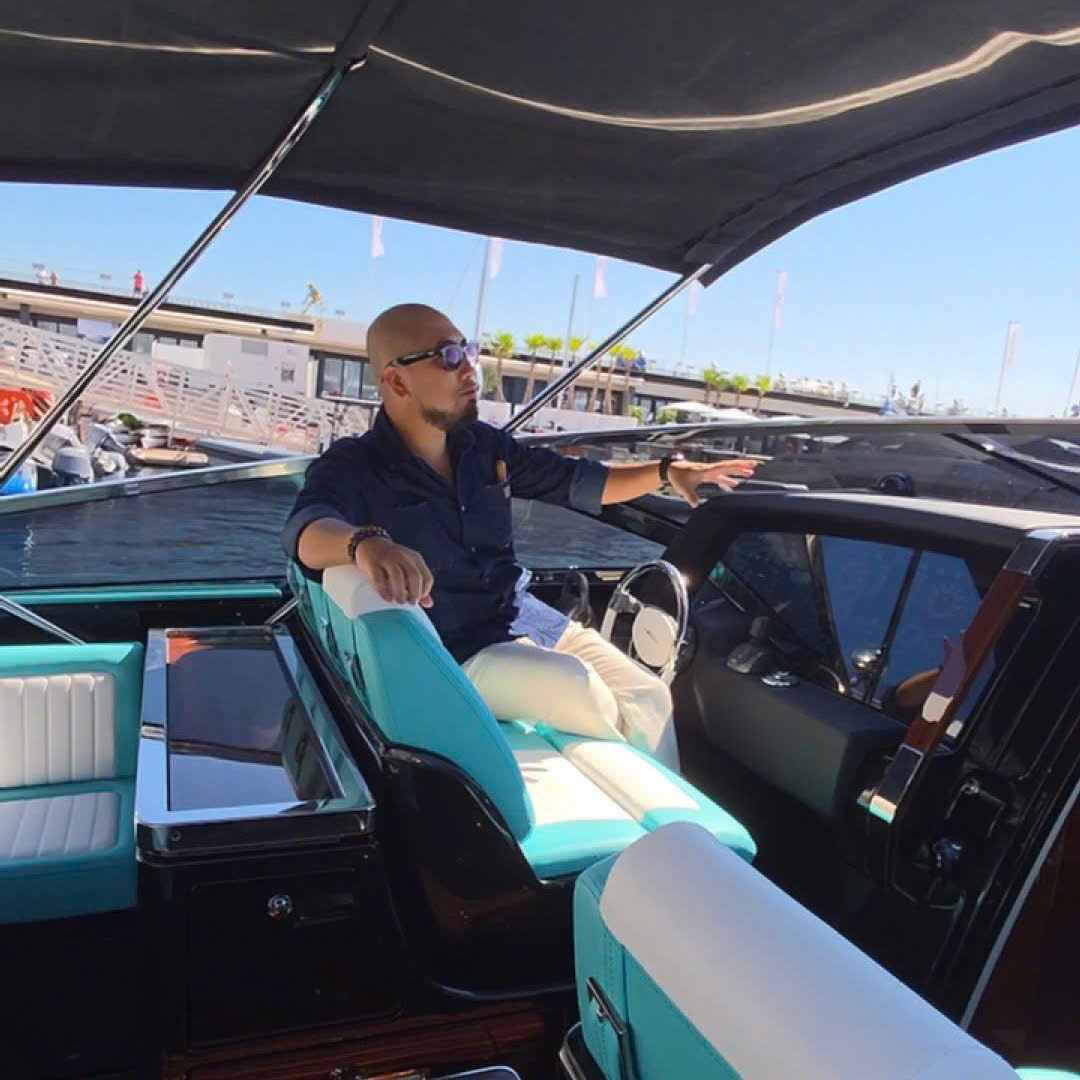 Người đàn ông thư giãn trong du thuyền sang trọng trên biển với nội thất cao cấp.