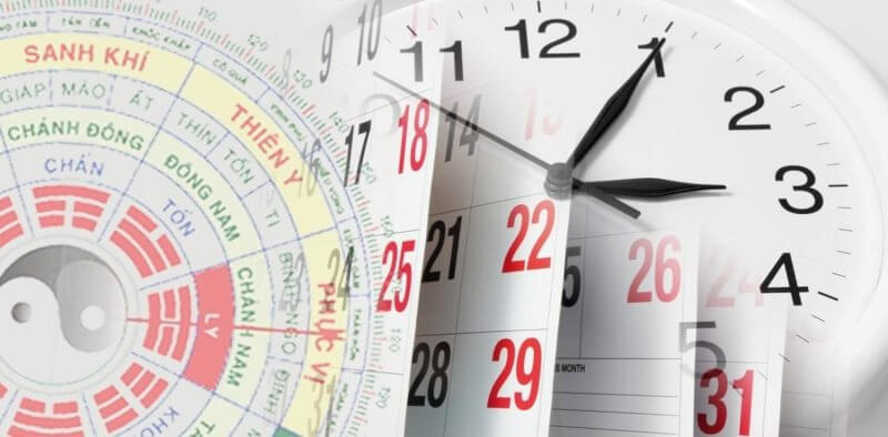 Đồng hồ và lịch âm dương kết hợp, thể hiện khái niệm thời gian và phong thủy trong văn hóa Việt Nam.