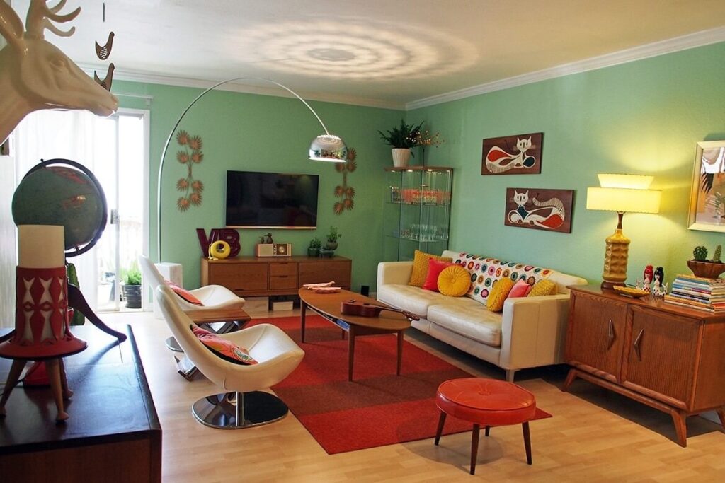 Phòng khách hiện đại với tông xanh và nội thất sáng tạo, ghế sofa trắng, và đèn trang trí độc đáo.