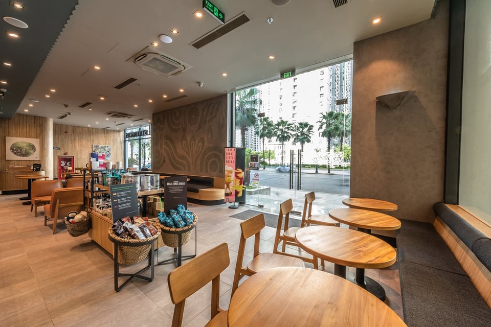 Không gian Starbuck rất thích hợp cho những buổi trao đổi công việc, gặp gỡ bạn bè.