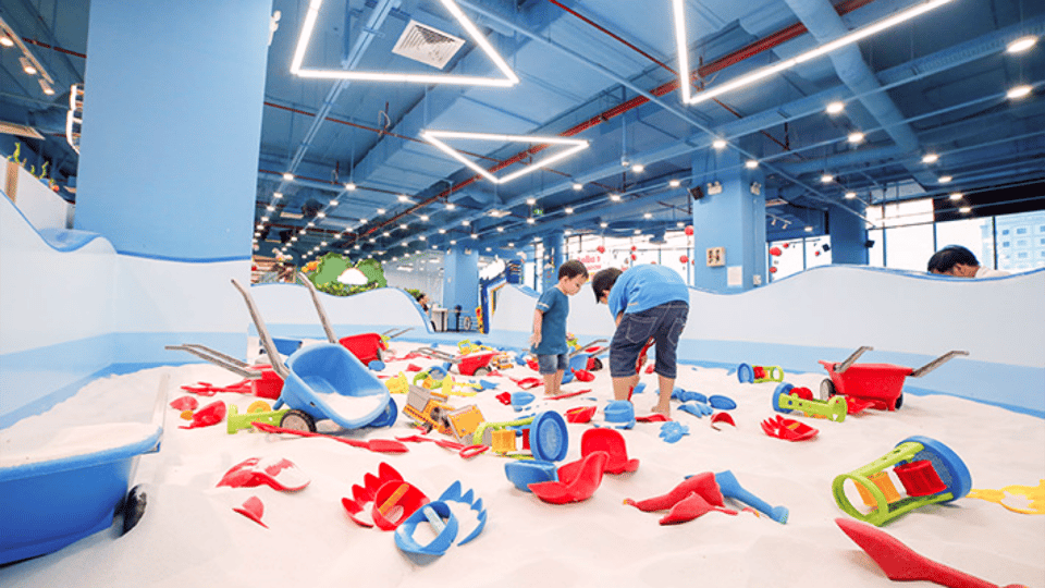 Những trò chơi ở làng NOM thử thách sự khéo léo của các em nhỏ. Ảnh: tiNiWorld