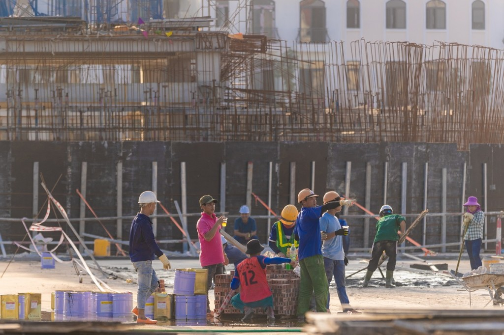 Công trường xây dựng của Vinhomes Ocean Park 2 luôn sôi động cả ngày lẫn đêm