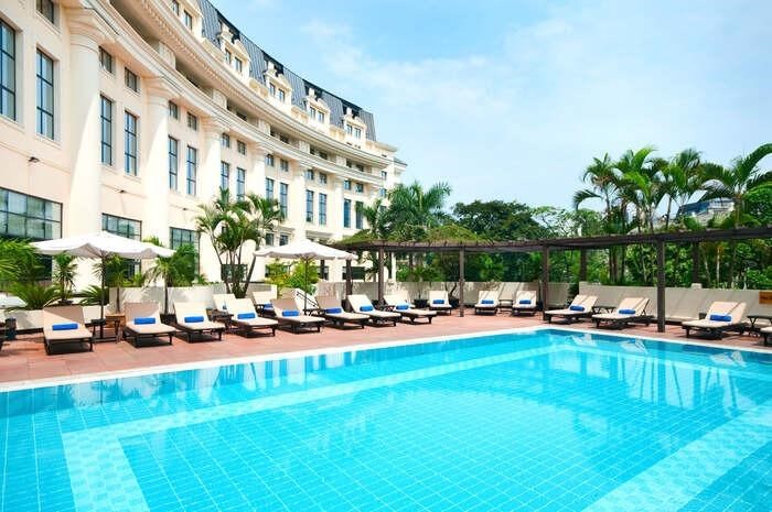 Bể bơi khách sạn Hilton Hanoi Opera