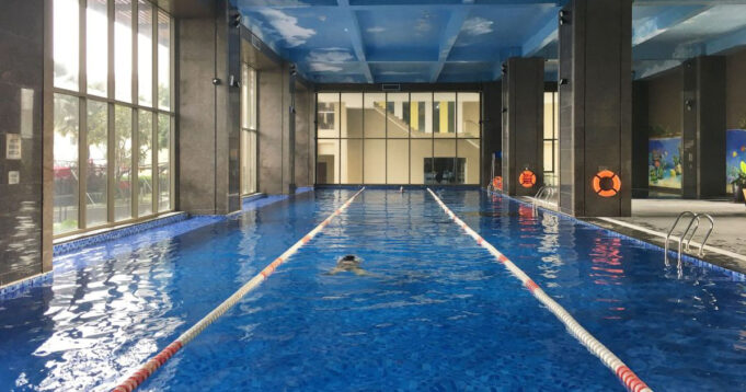 Bể bơi được thiết kế với cửa kính trong suốt xung quanh