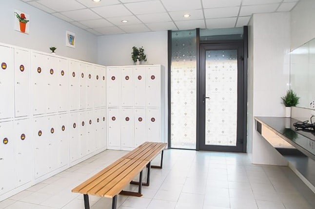 Phòng thay đồ sang trọng, sạch đẹp của bể bơi Rainbow Văn Quán