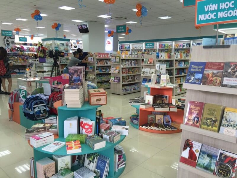 top-6-nha-sach-gan-chung-cu-vinhomes-central-park-con-em-cu-dan-co-the-den-kham-pha-dip-he-nay-NHATO-3