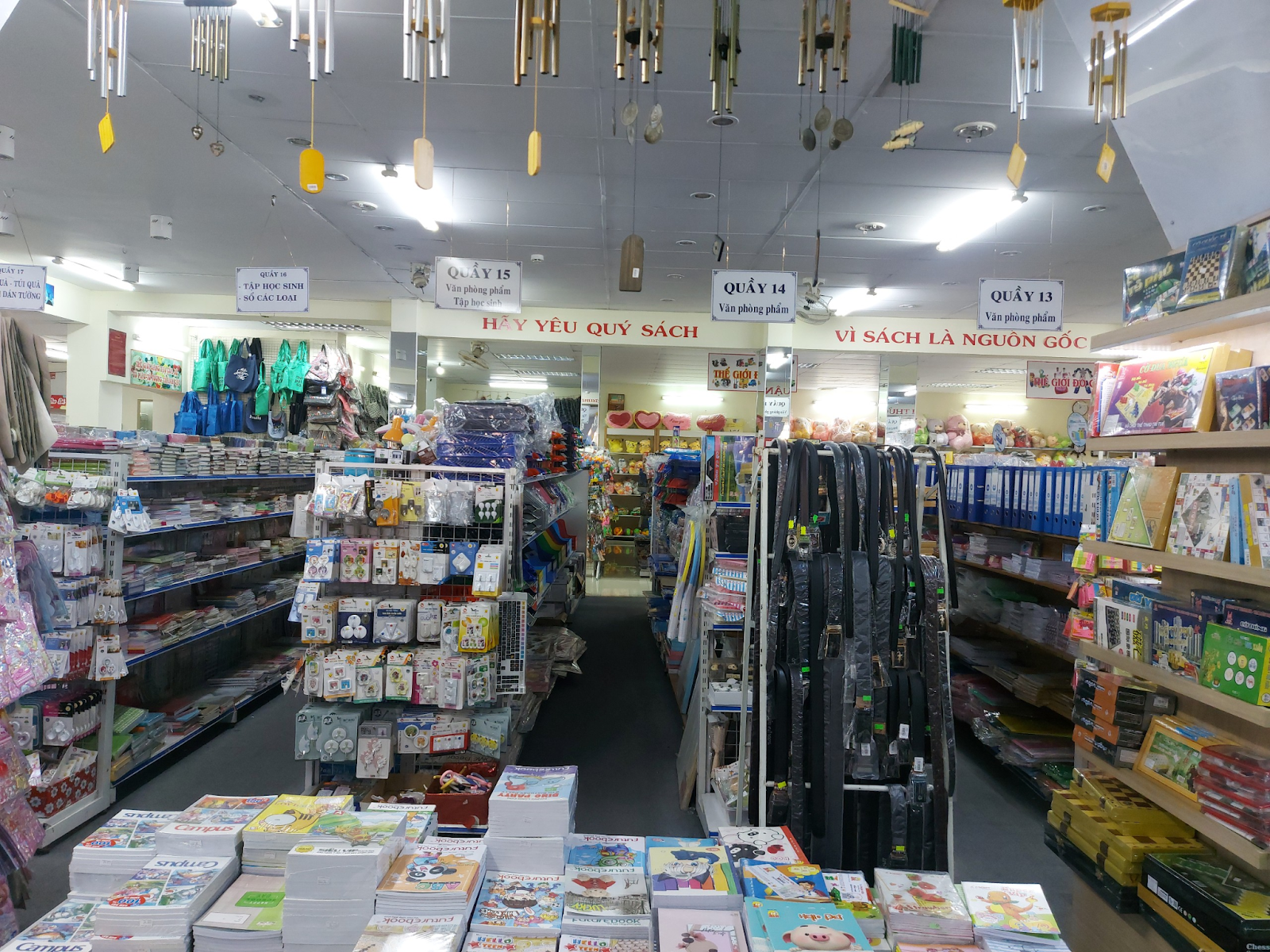 top-6-nha-sach-gan-chung-cu-vinhomes-central-park-con-em-cu-dan-co-the-den-kham-pha-dip-he-nay-NHATO-5