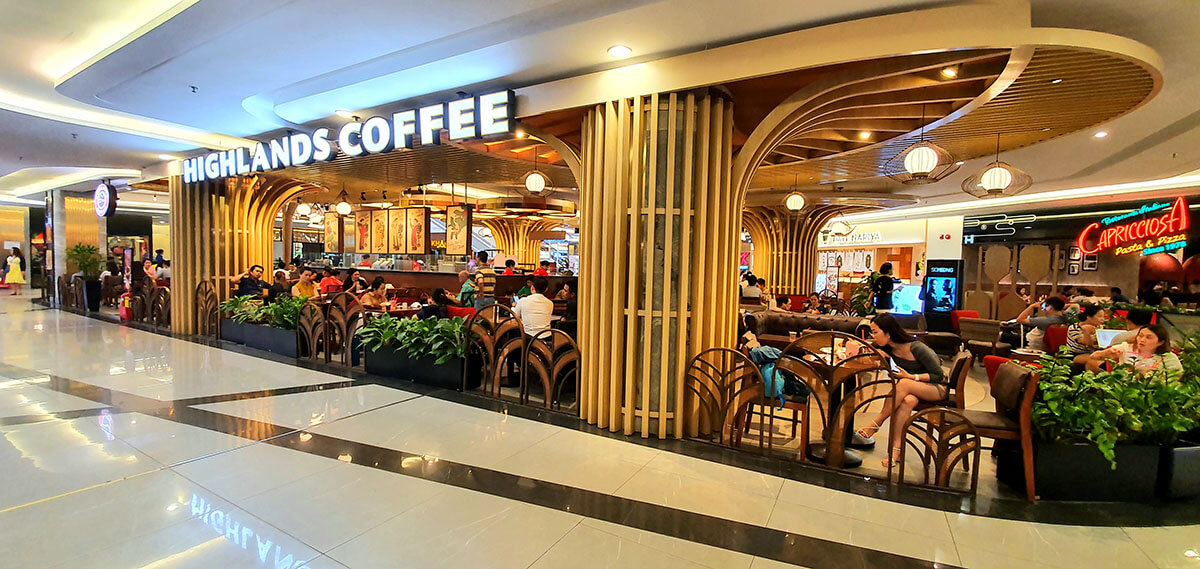 Không gian quán cafe Highlands Coffee tại tòa nhà