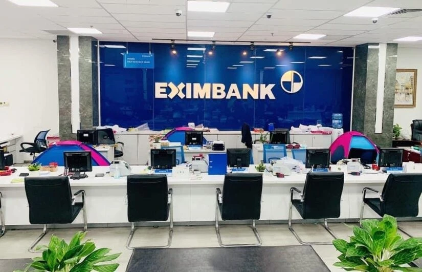 Nhân viên Eximbank hỗ trợ khách hàng lấy lại tên đăng nhập