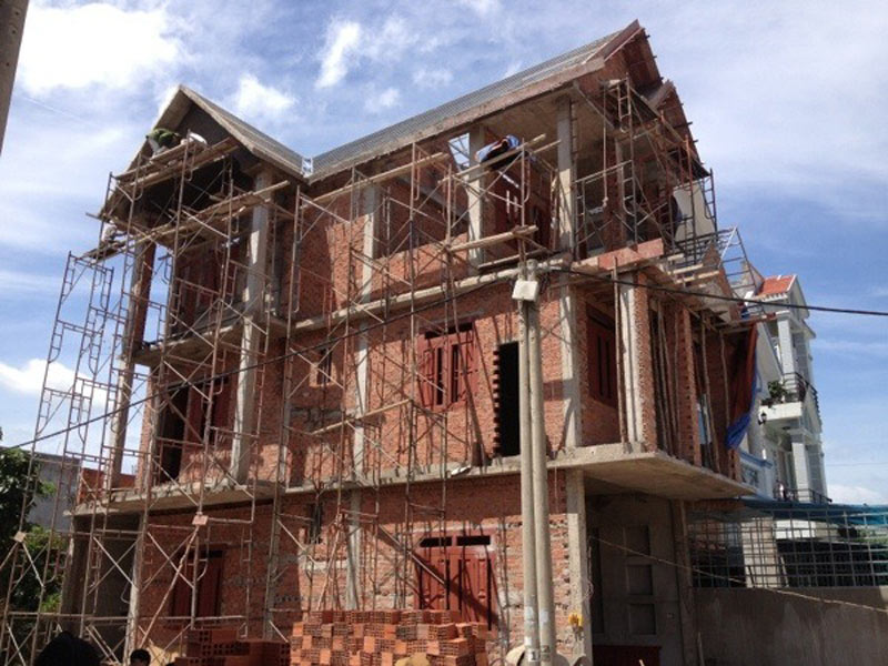 Nhà có tang mượn tuổi làm nhà được không