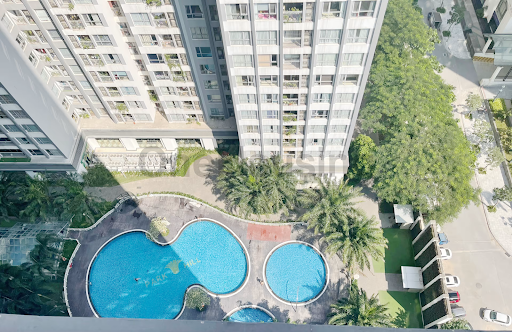 Bể bơi nằm dưới chân tòa nhà