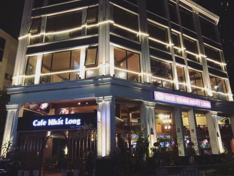 Tầng 2 của Nhất Long Cafe luôn đông khách vào những giờ cao điểm.