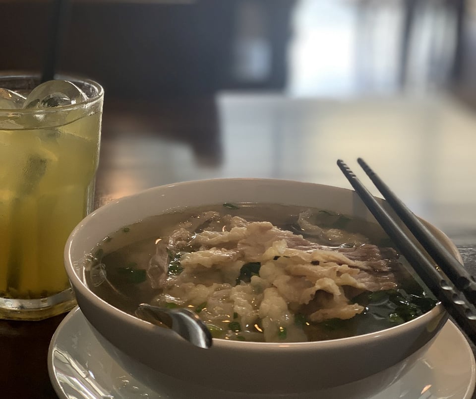 Phở Lý Quốc Sư là một thương hiệu phở b có uy tín lâu năm ở Hà Nội