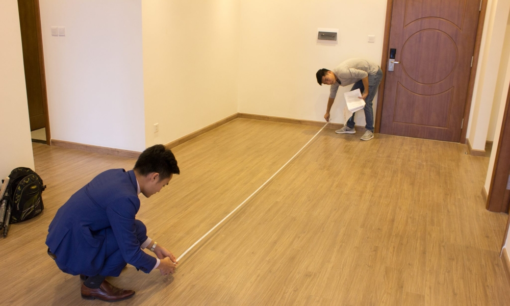 Mỗi mét vuông sàn có giá trị không hề nhỏ nên bạn cần đo đạc và tính toán diện tích thật cẩn trọng khi nhận bàn giao căn hộ chung cư. nhận bàn giao căn hộ chung cư