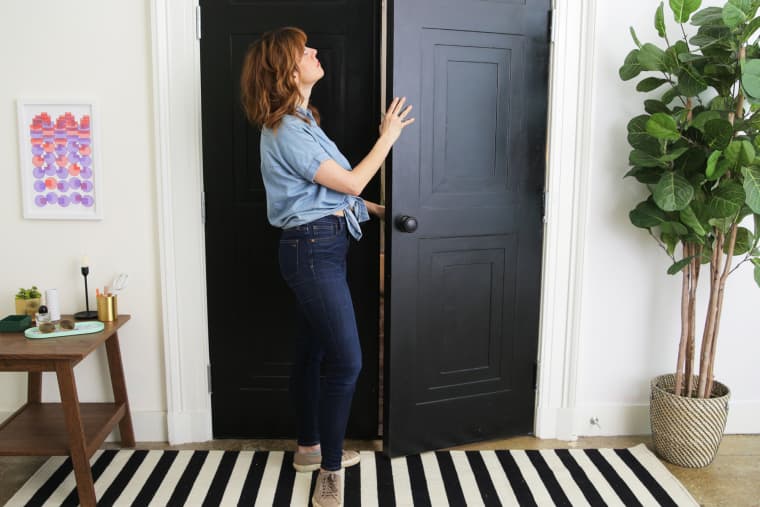 Tra dầu mỡ để khắc phục hoàn toàn tiếng cửa kêu cọt kẹt. đóng, mở cửa