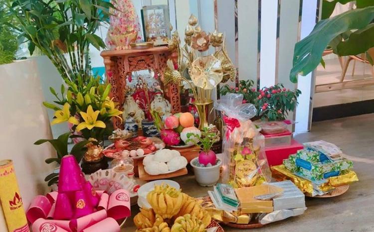 kê bàn thờ thần tài tại cung Quý Nhân hoặc Thiên Lộc