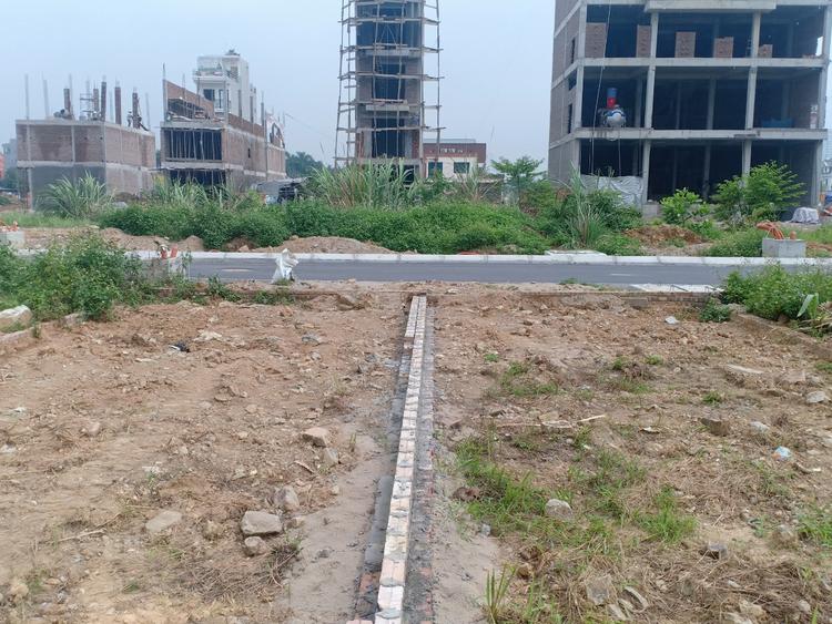 Khu đất dịch vụ cạnh nhà đang xây dựng