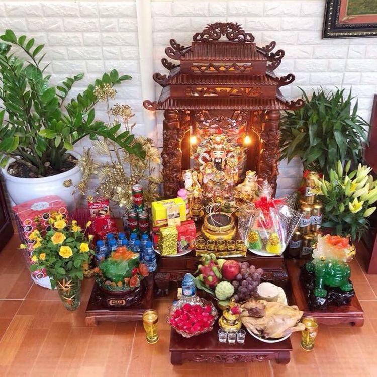 Nên thắp nhang liên tục trong 100 ngày khi mới lập bàn thờ