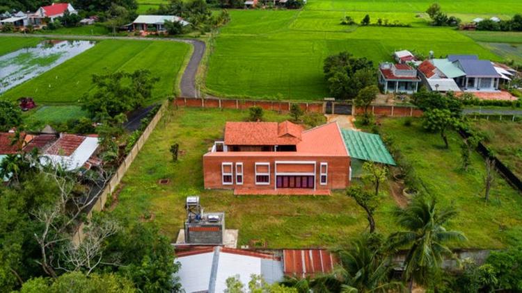 Trên đất ruộng mà xây nhà dù bất cứ hình thức nào đều là vi phạm pháp luật