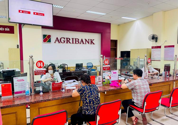 Khách hàng gửi tiết kiệm tại Agribank