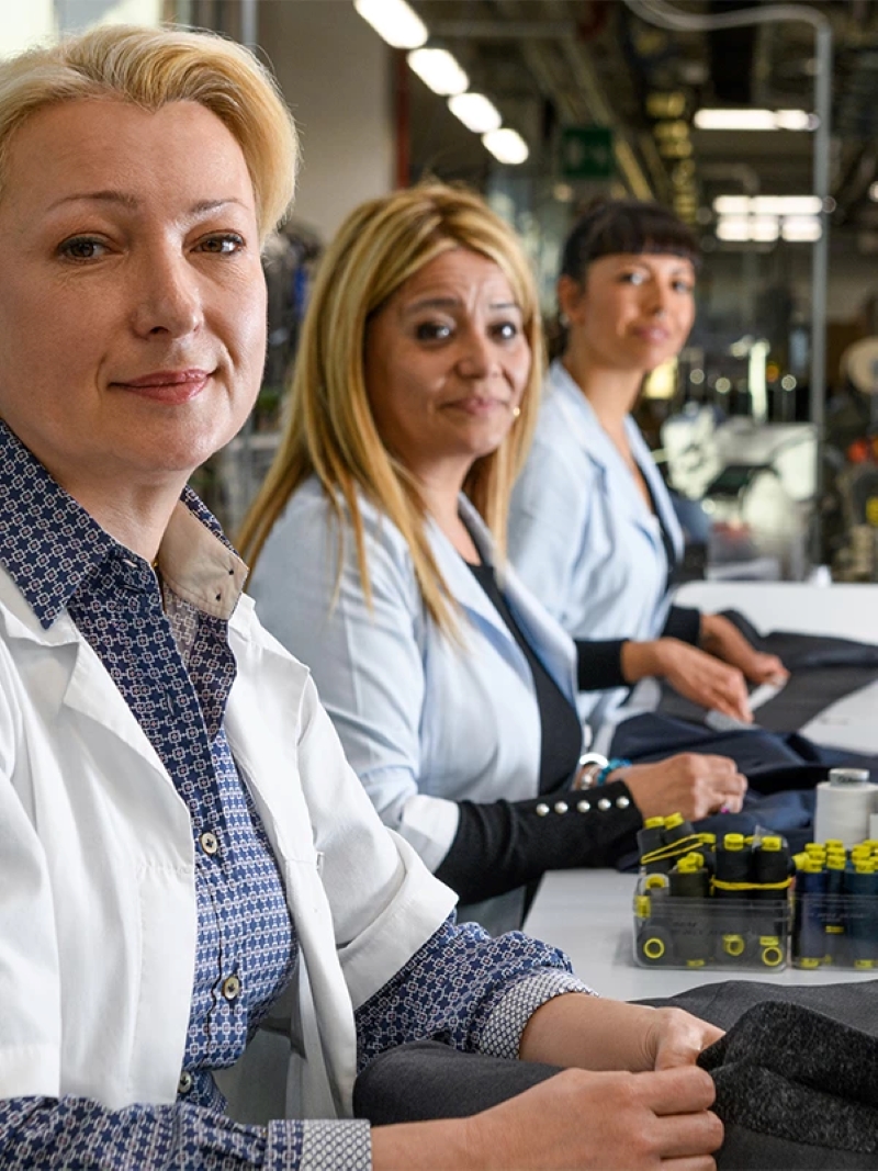 Những thợ thủ công tại Canali tốn khoảng 8 đến 10 tuần để hoàn thiện trang phục