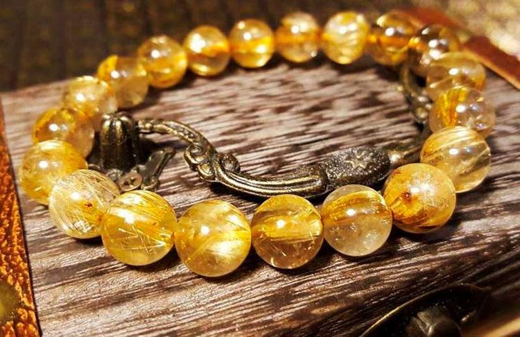 Mệnh Đại Khê Thủy hợp màu vàng ánh kim