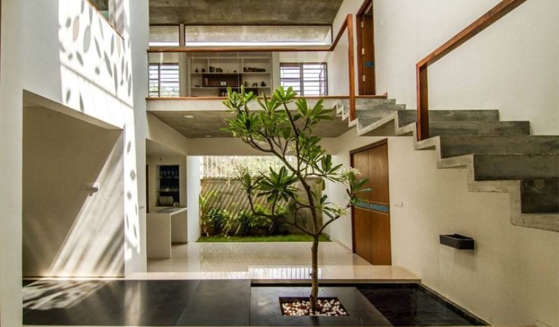 Điều hướng ánh sáng tự nhiên và luồng khí đối lưu, tạo ra một môi trường sống "biết thở"