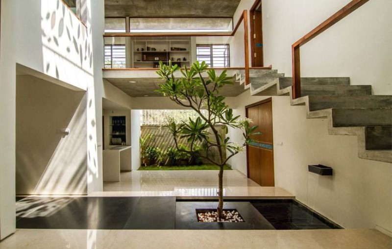 Điều hướng ánh sáng tự nhiên và luồng khí đối lưu, tạo ra một môi trường sống "biết thở"