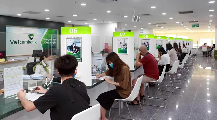 Nhiều khách hàng muốn biết gửi 100 triệu lãi bao nhiêu 1 tháng Vietcombank. Ảnh: Vietcombank