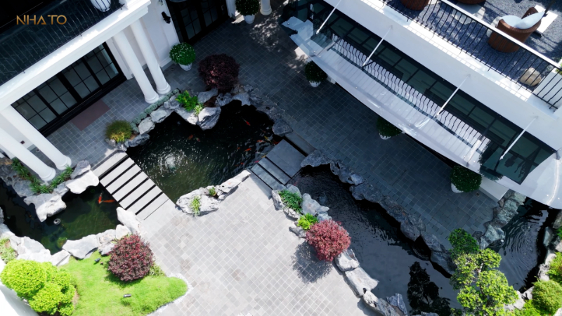 Hồ cá Koi và dòng chảy tài lộc