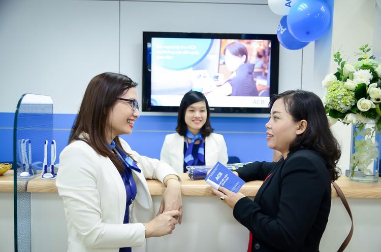 Khách hàng gửi tiết kiệm tại ACB