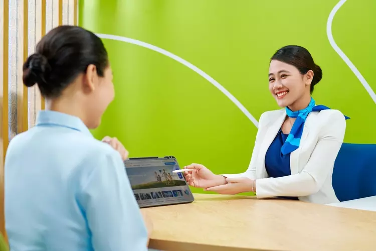 Khách hàng nghe tư vấn về gói vay mua nhà tại ngân hàng ACB