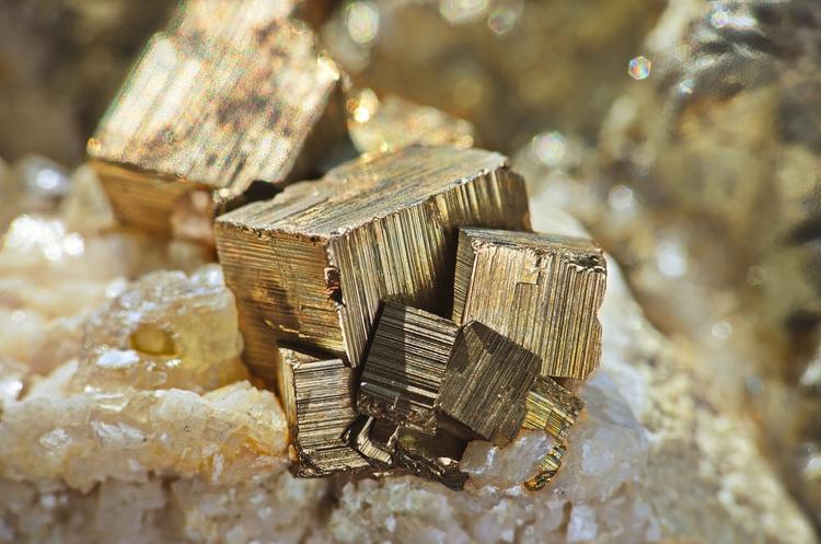 Kim Bạch Kim là kim loại quý giá được nén chặt