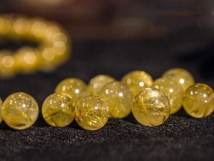 Đá thạch anh tóc vàng hợp với người mệnh Thổ